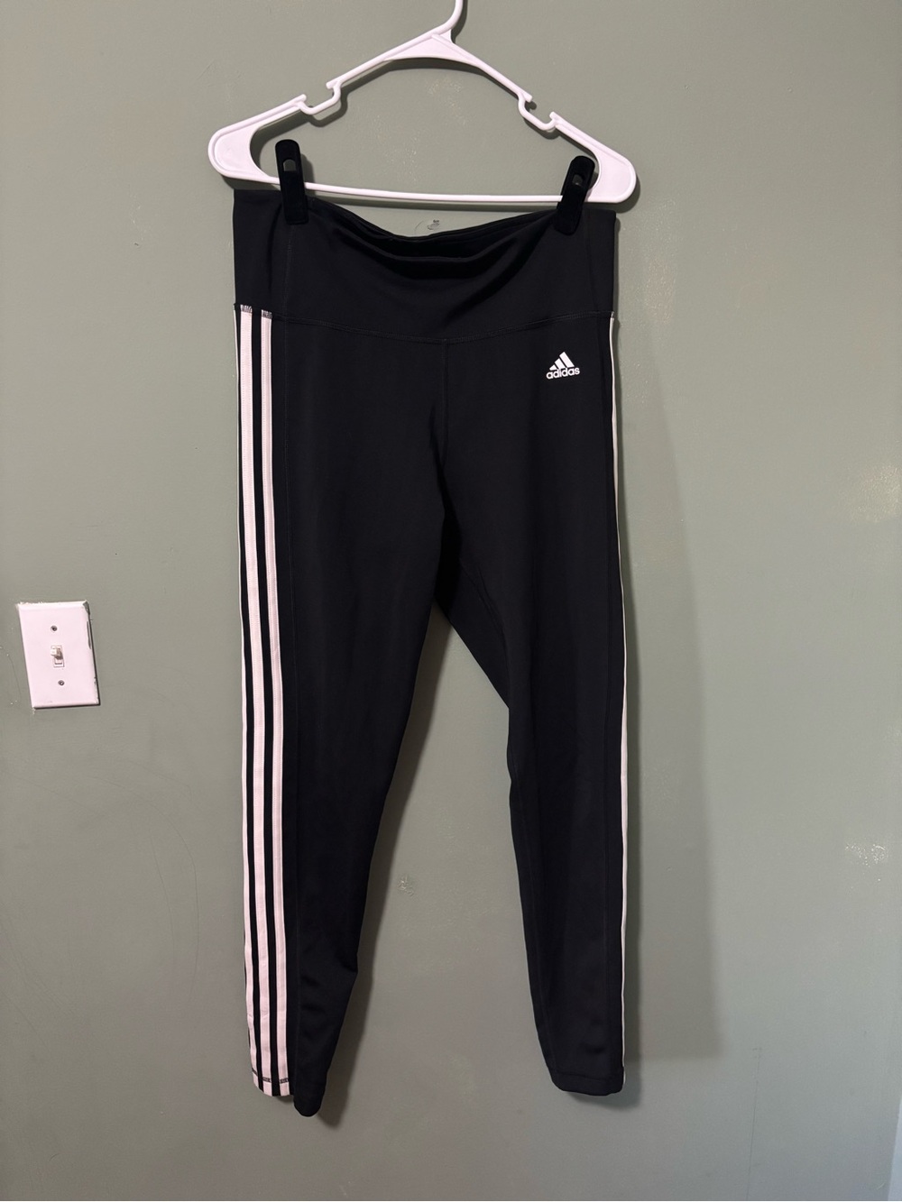 FIVE pairs of leggings. Adidas. GAP, Zella and LINCActive